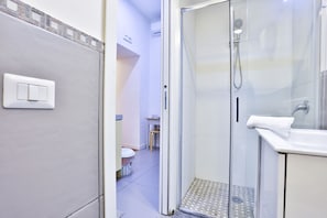 Dusche, Haartrockner, Bidet, Handtücher