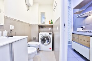 Shower, hair dryer, bidet, towels