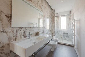 Shower, bidet - Comfortable 100sqm flat located on the fourth floor (with lift), equipped with kitchen, living area, two bathrooms and two bedrooms that can accommodate up to 4 people. A short walk from Lambrate and Udine stations, it is conveniently located to reach th (Milano)