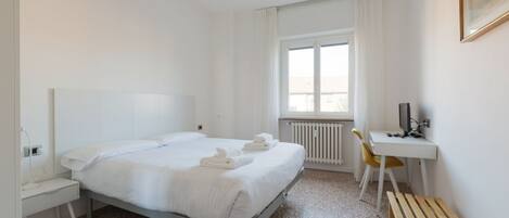 2 habitaciones, escritorio, tabla de planchar con plancha y wifi