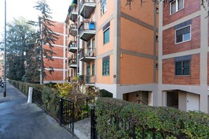 Exterior - GuestHost - Comfortable 100sqm flat located on the fourth floor (with lift), equipped with kitchen, living area, two bathrooms and two bedrooms that can accommodate up to 4 people. A short walk from Lambrate and Udine stations, it is conveniently located (Milano)