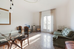 Living area - Comfortable 100sqm flat located on the fourth floor (with lift), equipped with kitchen, living area, two bathrooms and two bedrooms that can accommodate up to 4 people. A short walk from Lambrate and Udine stations, it is conveniently located to reach th (Milano)
