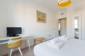 2 Schlafzimmer, Schreibtisch, Bügeleisen/Bügelbrett, WLAN