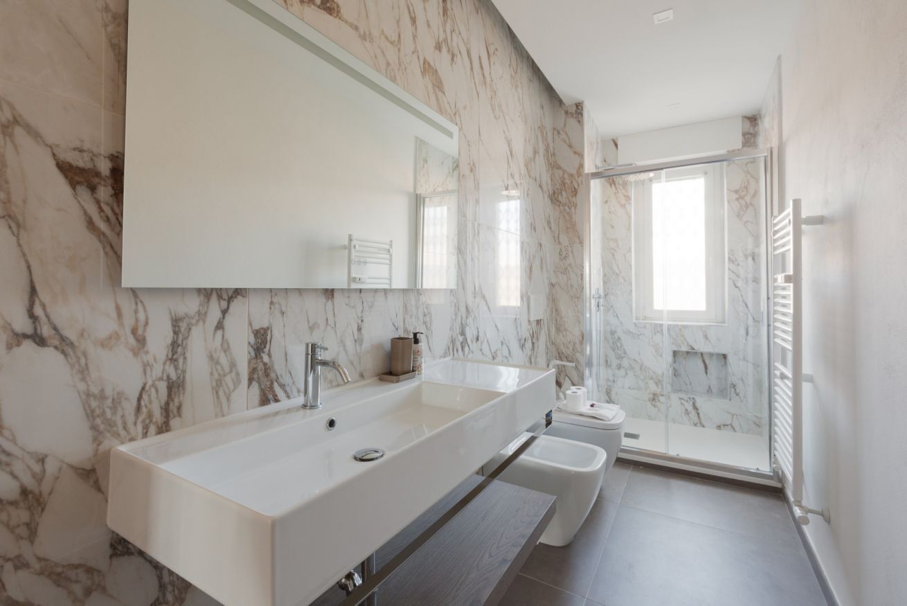 Een douche, een haardroger, een bidet, handdoeken