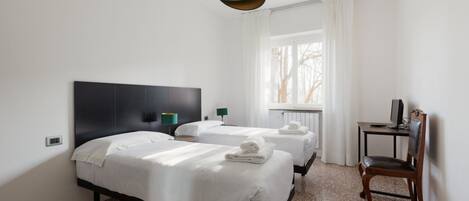 2 室のベッドルーム、デスク、アイロン / アイロン台、WiFi