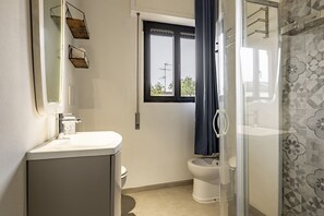 Douche, sèche-cheveux, bidet, serviettes fournies