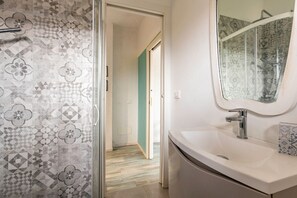 Shower, hair dryer, bidet, towels
