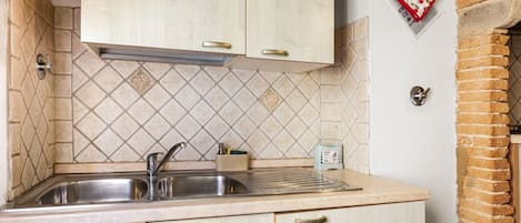 Réfrigérateur, four à micro-ondes, surface de cuisson