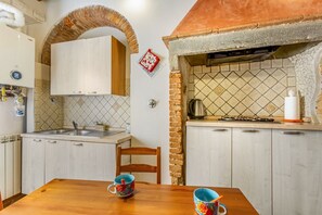 Kühlschrank, Mikrowelle, Herdplatte, Kochgeschirr/Geschirr/Besteck