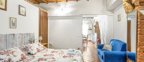 1 slaapkamer, een strijkplank/strijkijzer, wifi, beddengoed