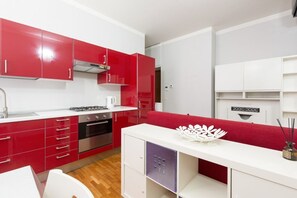 Fridge, oven, stovetop, electric kettle