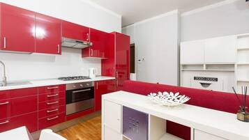 Fridge, oven, stovetop