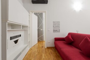 TV - GuestHost - M3 Lodi - Trendy Red Apartment (Milano)