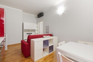Dining - GuestHost - M3 Lodi - Trendy Red Apartment (Milano)