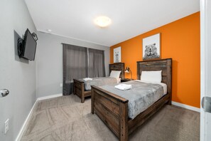 4 室のベッドルーム、デスク、アイロン / アイロン台、旅行用ベビーベッド