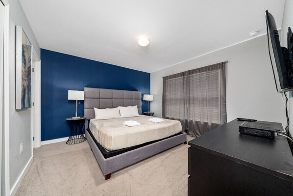 4 chambres, bureau, fer et planche à repasser, lit de bébé portatif