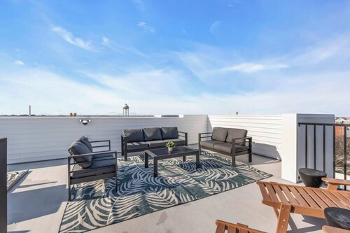 4th Floor: Rooftop_Linens + Towels_2 Master Bedrooms