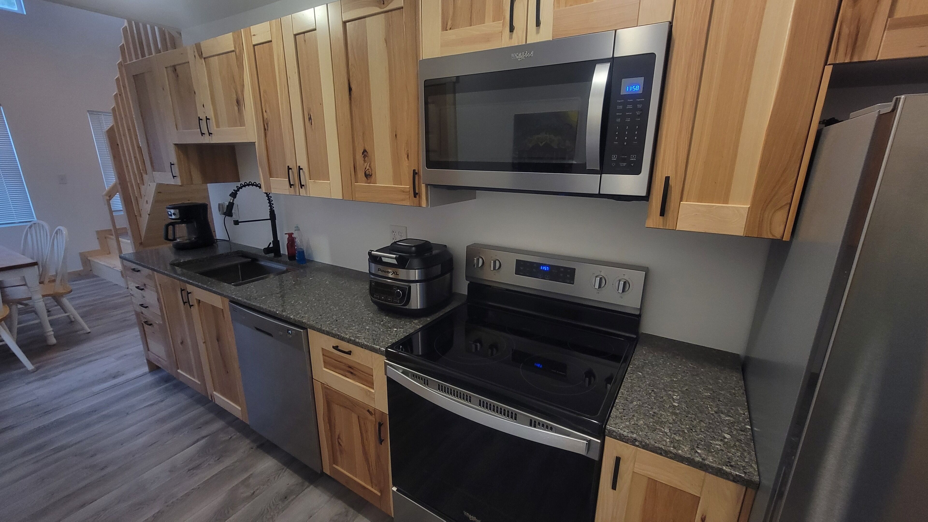 雪櫃、微波爐、焗爐、爐具