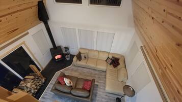 TV connectée, cheminée, jeux vidéo, lecteur de DVD