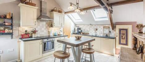 Fridge, oven, dishwasher, coffee/tea maker