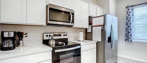 Refrigerador, microondas, horno y lavavajillas