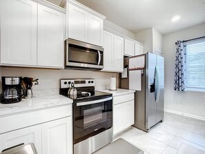 Fridge, microwave, oven, dishwasher - Charming 2-bedroom townhome in beautiful Jacksonville near beach and downtown. (Jacksonville)