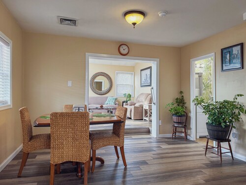 Relaxing 2BR/2BA Entire House, Short Drive from Wildwood & Cape May Beaches