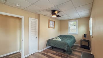 2 slaapkamers, een strijkplank/strijkijzer, gratis wifi, beddengoed