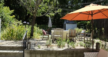Cozy 1-bedroom creekside hideaway in charming Fairfax walkable to downtown.