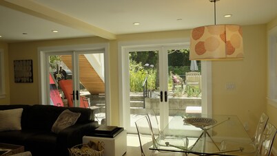 Cozy 1-bedroom creekside hideaway in charming Fairfax walkable to downtown.