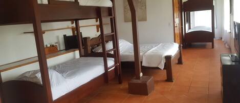 4 chambres, fer et planche à repasser, Wi-Fi, draps fournis