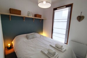 2 bedrooms, travel crib, WiFi, bed sheets