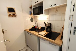 Fridge, microwave, coffee/tea maker, toaster