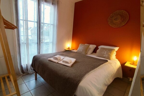 2 bedrooms, travel cot, WiFi, bed sheets