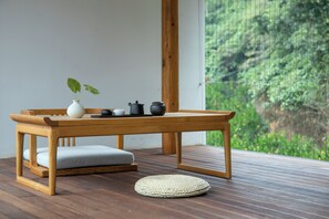 Luxury Double Room, Mountain View | Ruang tamu | 65 inci televisyen dengan kabel, filem berbayar 