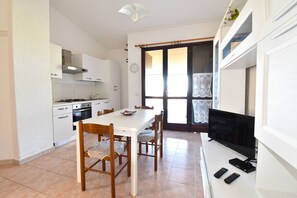 Réfrigérateur, micro-ondes, plaque de cuisson, cafetière/bouilloire