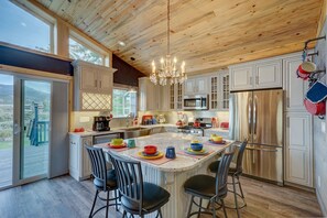 冷蔵庫、電子レンジ、オーブン、コンロ