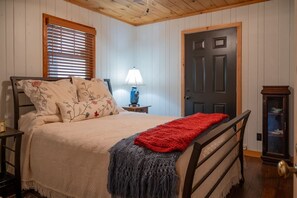2 bedrooms, desk, free WiFi, bed sheets - River Zen, A Toccoa River Retreat (Blue Ridge)