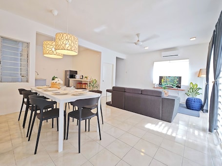Dining. Cosy Batu Kawan Homestay 12 pax ~ 5 mins to Design Village & IKEA ~ Entire Home