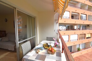 Outdoor dining - Apartment Tramuntana in Roses: Sea View, Shared Pool, and Terrace Just 1500m from the Beach. (Roses)