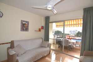 TV - Apartment Tramuntana in Roses: Sea View, Shared Pool, and Terrace Just 1500m from the Beach. (Roses)
