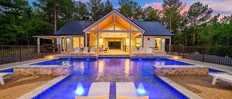 Una piscina al aire libre, una piscina climatizada