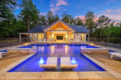 New Pool Cabin/Hot Tub/Arcade/Playset/2 Acres/Ping Pong/Shuffleboard/4 King Beds