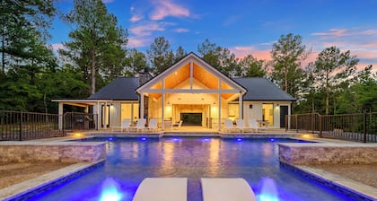 New Pool Cabin/Hot Tub/Arcade/Playset/2 Acres/Ping Pong/Shuffleboard/4 King Beds