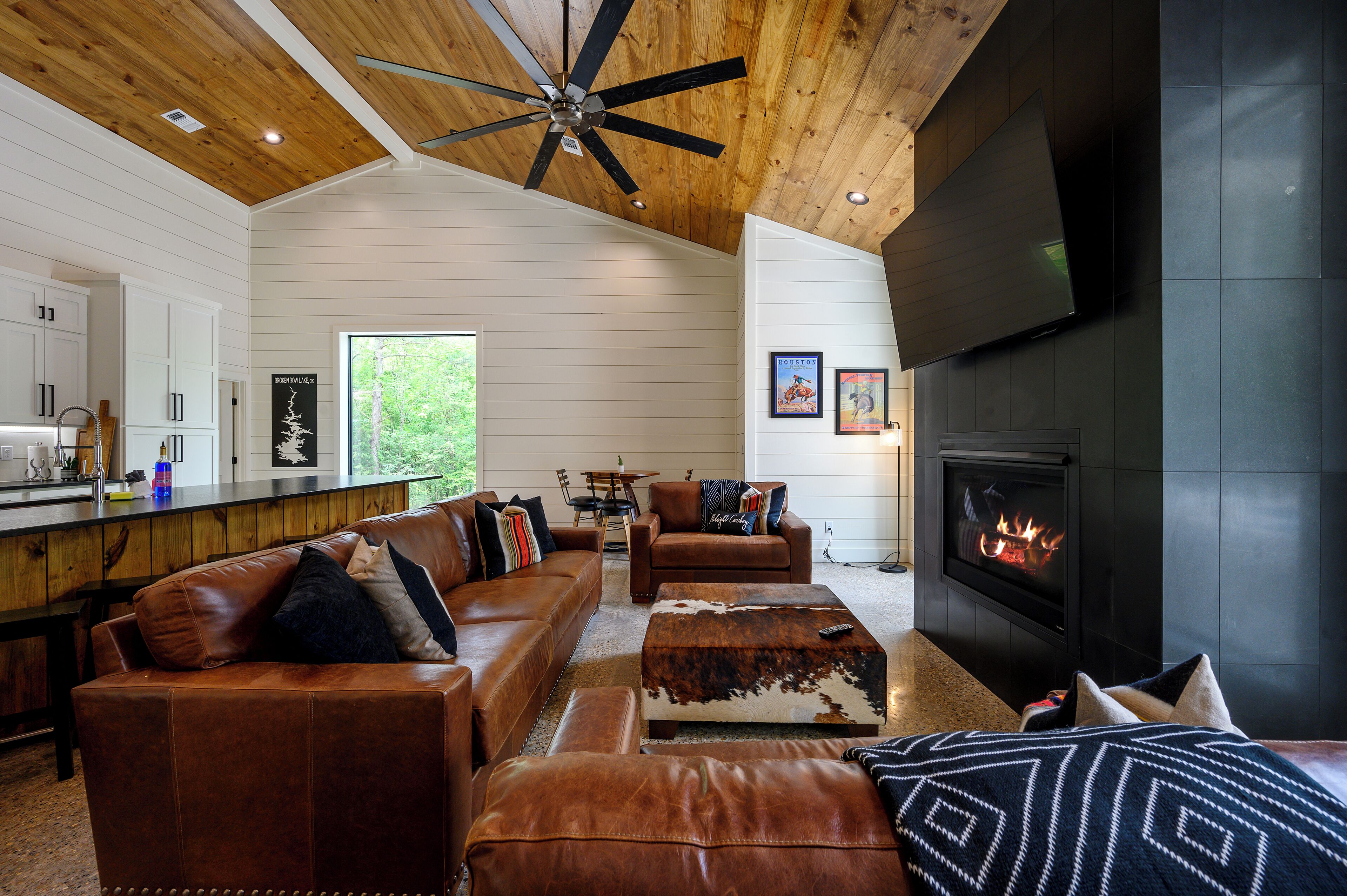 TV connectée, cheminée, table de tennis de table, livres