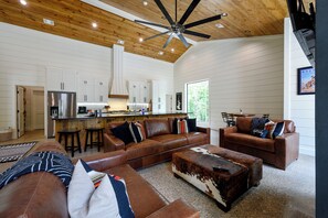 TV connectée, cheminée, table de tennis de table, livres