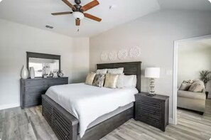 3 habitaciones, escritorio, tabla de planchar con plancha y wifi