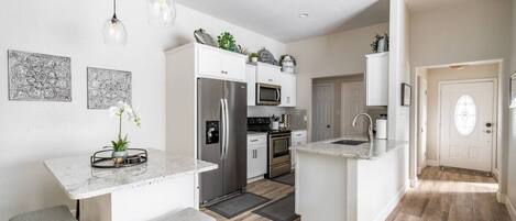 Réfrigérateur, micro-ondes, four, plaque de cuisson