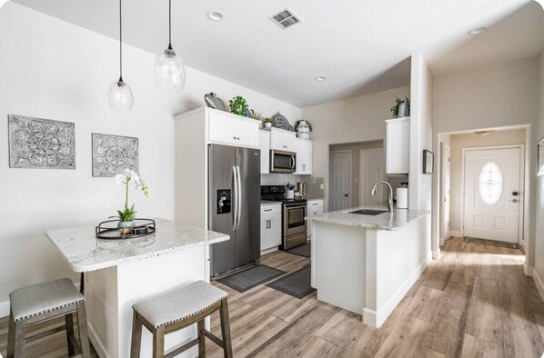 Refrigerador, microondas, horno y parrilla de estufa