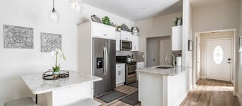 Cozy & Charming 3-bedroom house next to Lackland Base-San Antonio with AC, WiFi